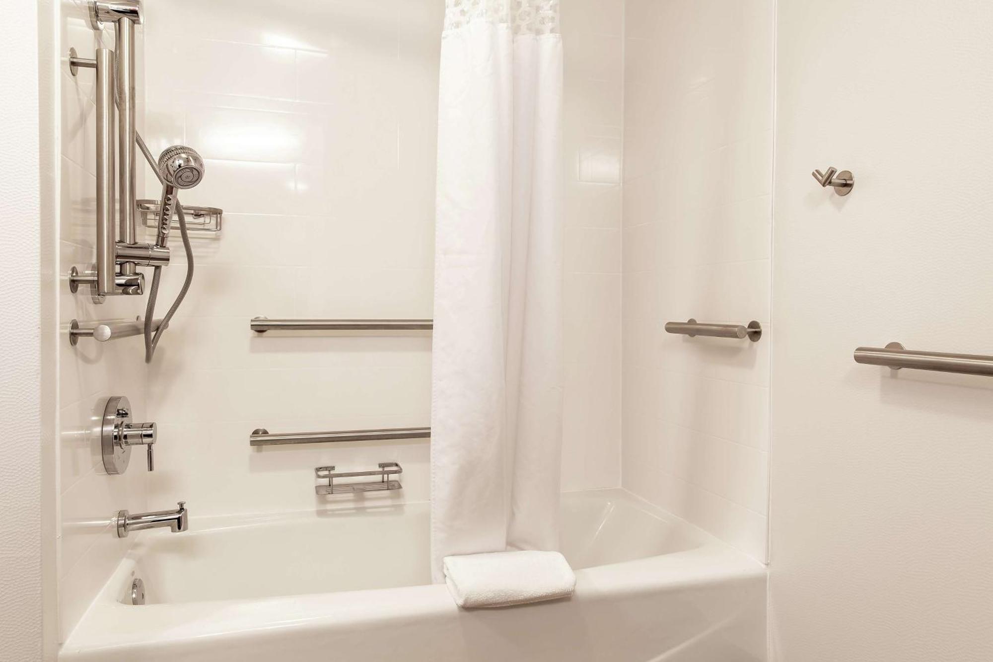 Hampton Inn Рокфорд Экстерьер фото
